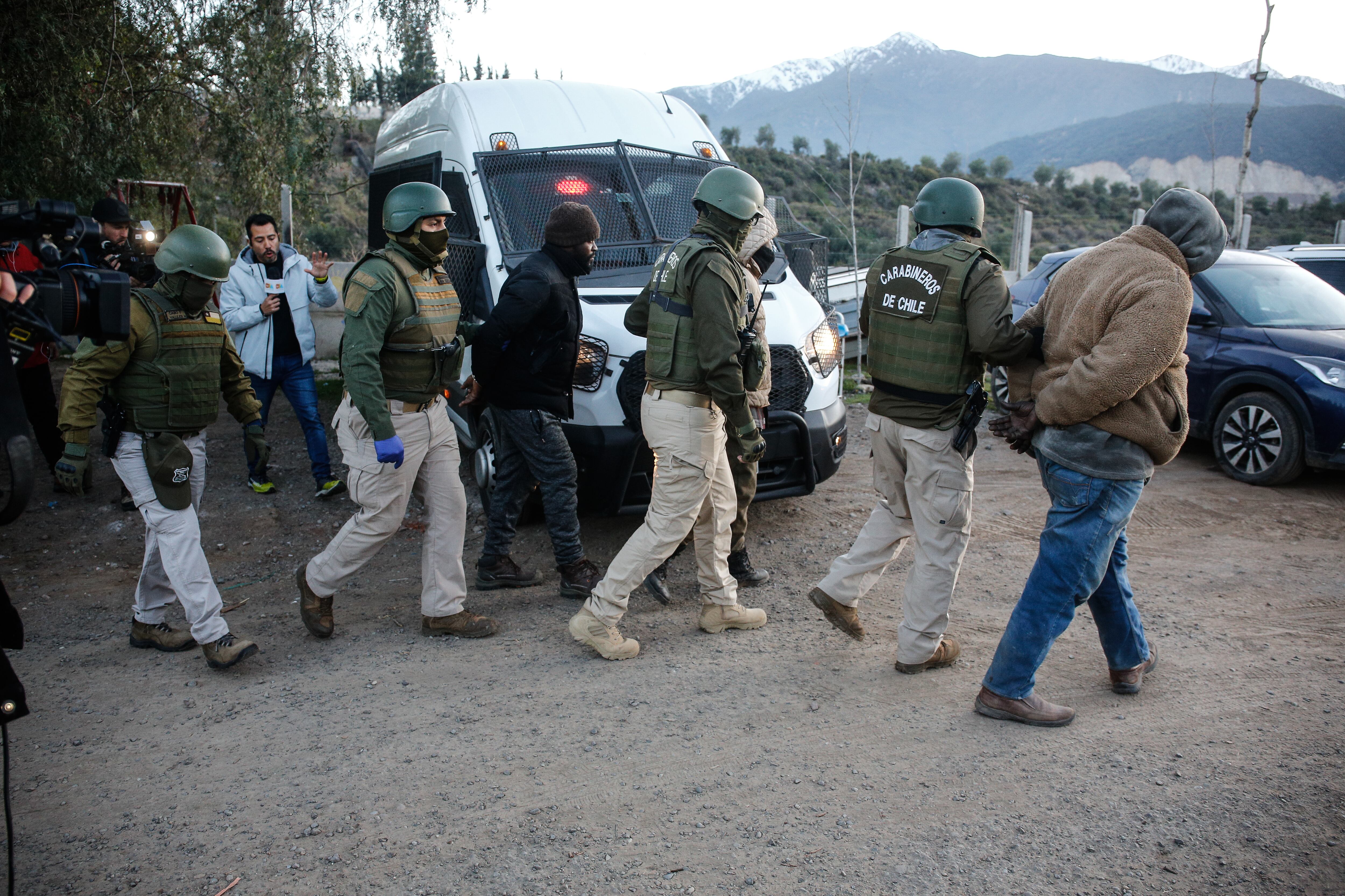 24 DE JULIO DE 2024 / SANTIAGOCarabineros realiza intervención en toma “El Sueño de Todos” en la comuna de Puente Alto colindante al río Maipo con 22 domicilios, personas de nacionalidad extranjera en su mayoría, tráfico de drogas y extorsión por cobros para poder vivir en esa misma toma. Incautación de droga, armas, farmacos.
FOTO: DIEGO MARTIN /AGENCIAUNO