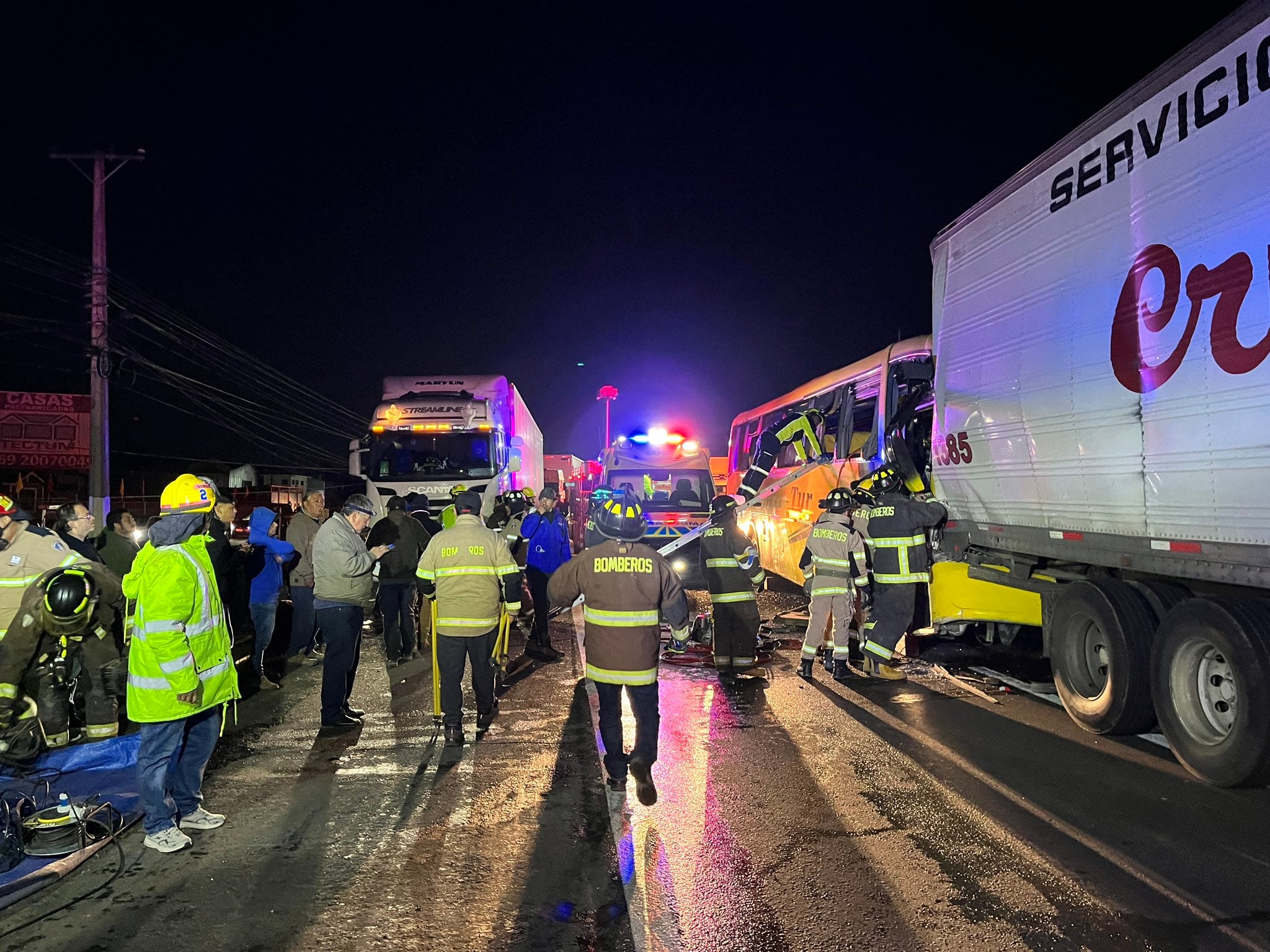Accidente múltiple en Paine: bus con pasajeros colisiona con camión y deja dos muertos y varios heridos