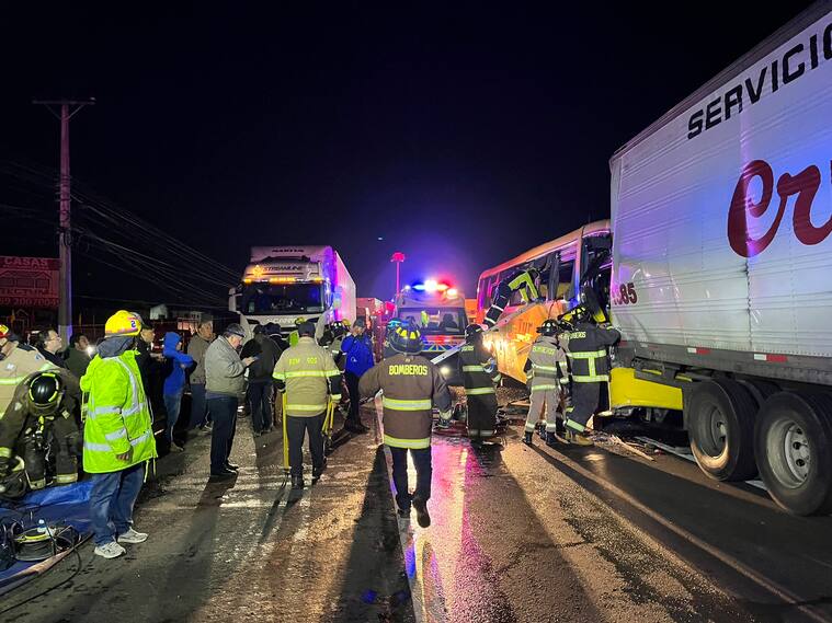 Accidente múltiple en Paine: bus con pasajeros colisiona con camión y deja dos muertos y varios heridos