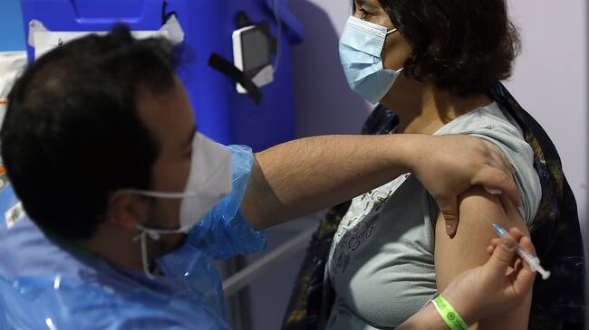 13 de febrero de 2021/SANTIAGO Una funcionaria de la salud maneja una jeringa, durante la vacunacion contra el Covid 19, que se realiza en el Estadio Bicentenario de La Florida.
FOTO: CRISTÓBAL ESCOBAR/AGENCIAUNO