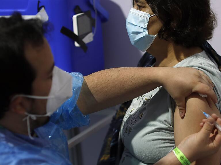 13 de febrero de 2021/SANTIAGO Una funcionaria de la salud maneja una jeringa, durante la vacunacion contra el Covid 19, que se realiza en el Estadio Bicentenario de La Florida.
FOTO: CRISTÓBAL ESCOBAR/AGENCIAUNO