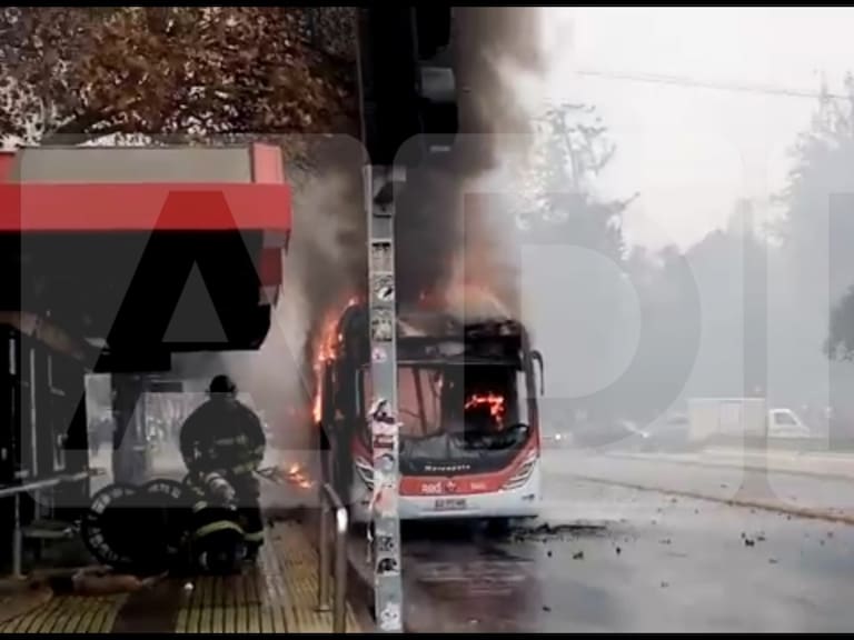 Desconocidos queman bus del transporte público en pleno centro de Santiago
