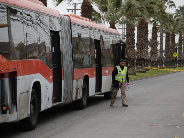 Mujer muere atropellada por bus del transporte público en Las Condes mientras se dirigía a su trabajo en scooter