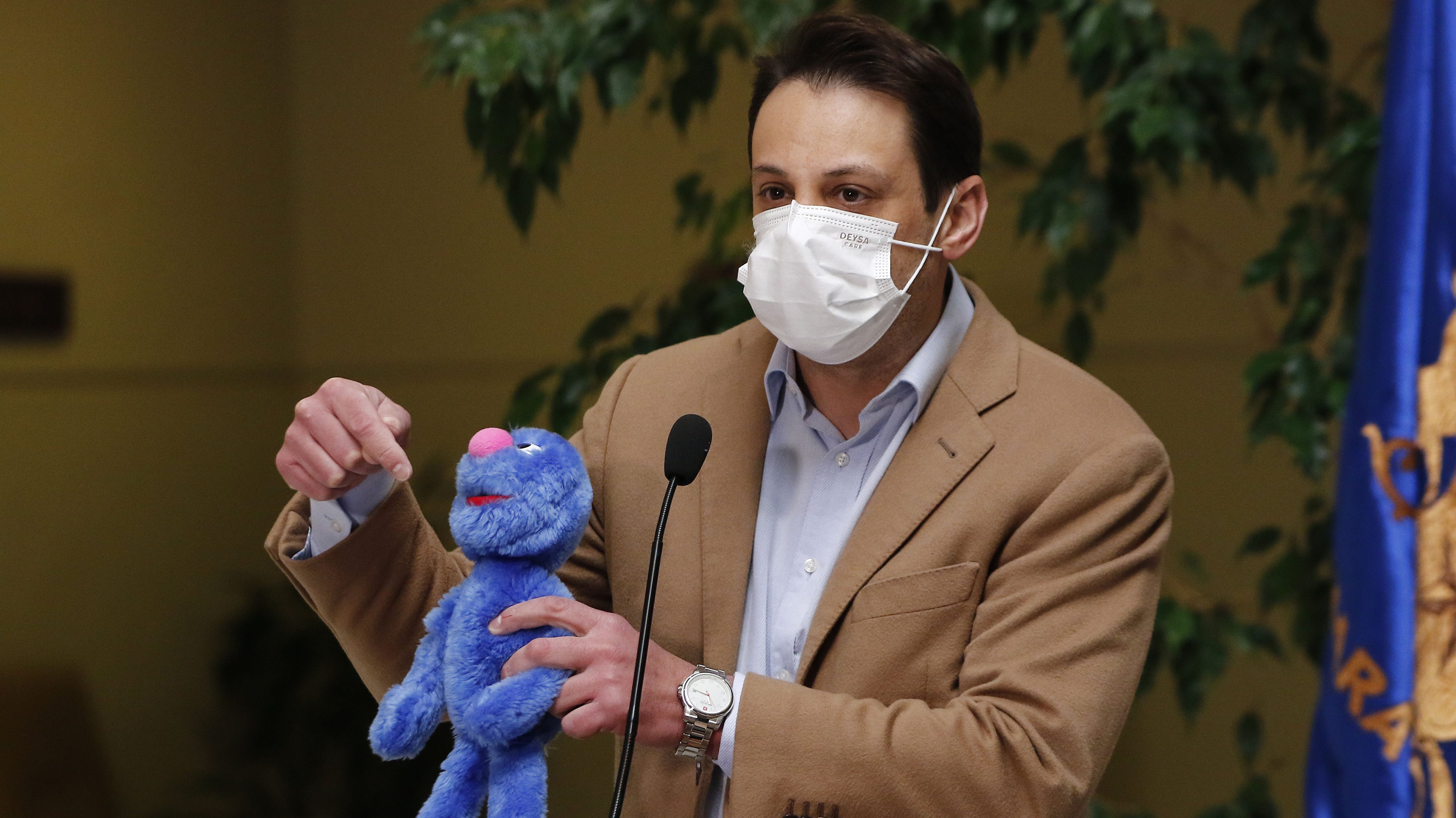 13 DE ABRIL DE 2022/VALPARAISOEl diputado Gaspar Rivas muestra un peluche, en medio de un punto de prensa en la Cámara de Diputados.
FOTO: LEONARDO RUBILAR CHANDIA/AGENCIAUNO