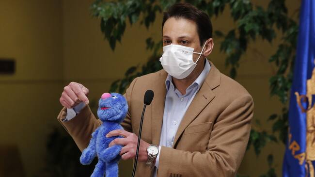 13 DE ABRIL DE 2022/VALPARAISOEl diputado Gaspar Rivas muestra un peluche, en medio de un punto de prensa en la Cámara de Diputados.
FOTO: LEONARDO RUBILAR CHANDIA/AGENCIAUNO