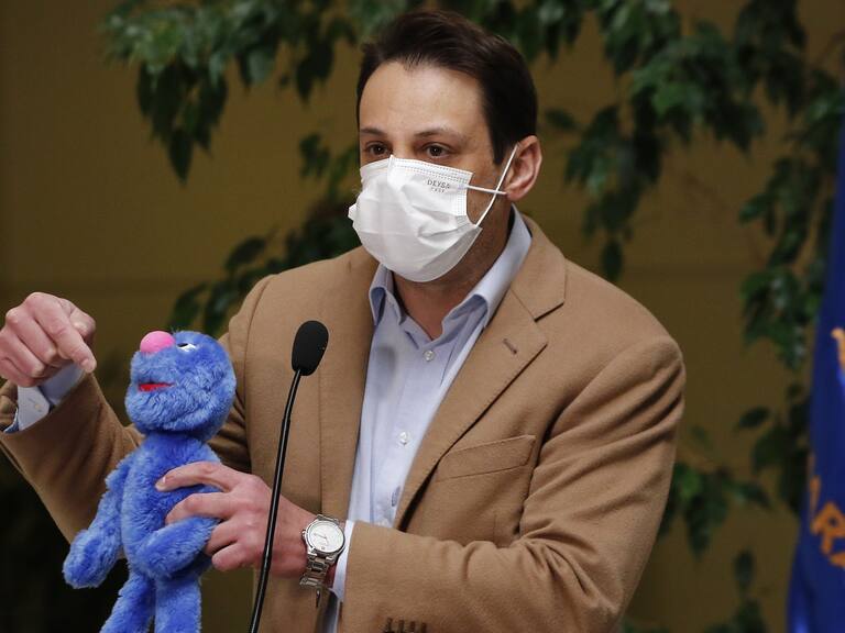 13 DE ABRIL DE 2022/VALPARAISOEl diputado Gaspar Rivas muestra un peluche, en medio de un punto de prensa en la Cámara de Diputados.
FOTO: LEONARDO RUBILAR CHANDIA/AGENCIAUNO