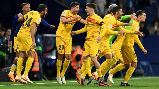 Barcelona aplasta en el derby catalán para consagrarse campeón de la Liga Española