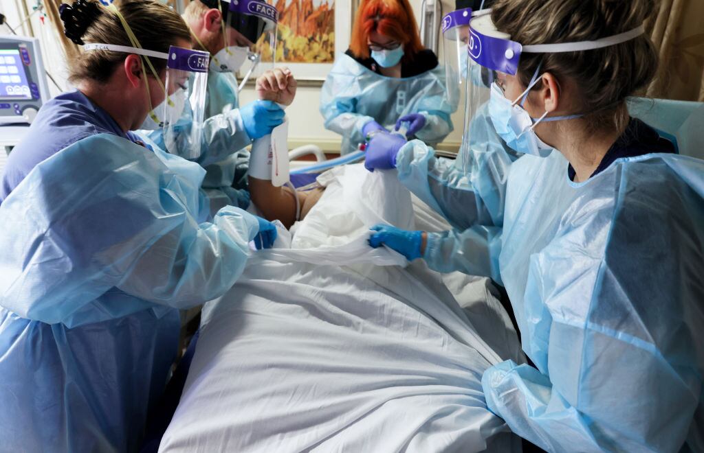 Equipo médico asiste a un paciente del Covid-19 en San Bernardino