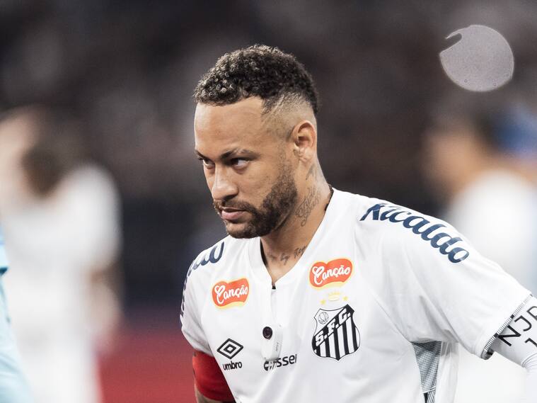 SAO PAULO, BRAZIL - FEBRUARY 12: Neymar Jr of Santos FC looks on prior to the Campeonato Paulista A1 match between Corinthians-SP and Santos FC on February 12, 2025, at Neo Quimica Arena in Sao Paulo, Brazil. (Photo by Wanderson Oliveira/PxImages/Icon Sportswire via Getty Images)