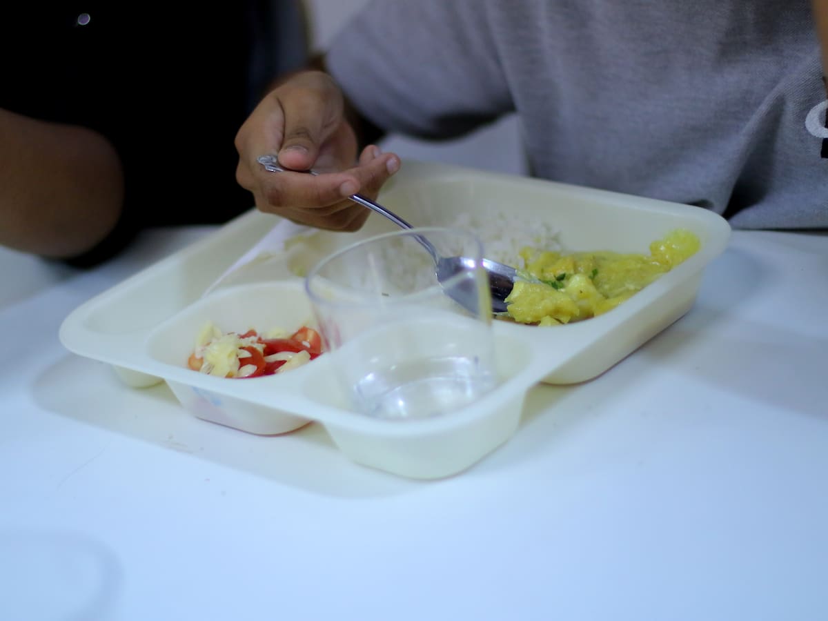 Estudiantes de liceo en Coronel sufren intoxicación tras consumir desayuno entregado por Junaeb
