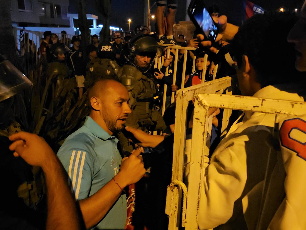 Cientos de hinchas de la U realizaron un masivo “banderazo” en la previa del Clásico Universitario