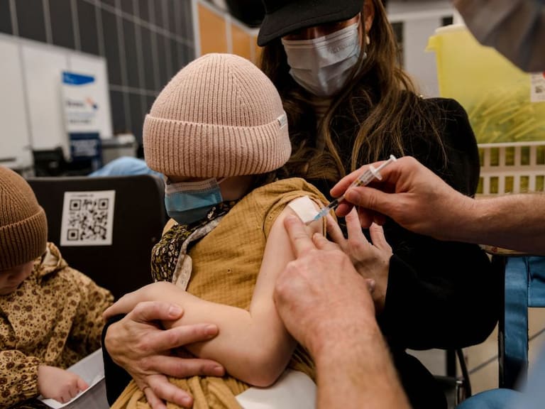 Menor de siete años es inmunizado con la vacuna anticovid de Pfizer