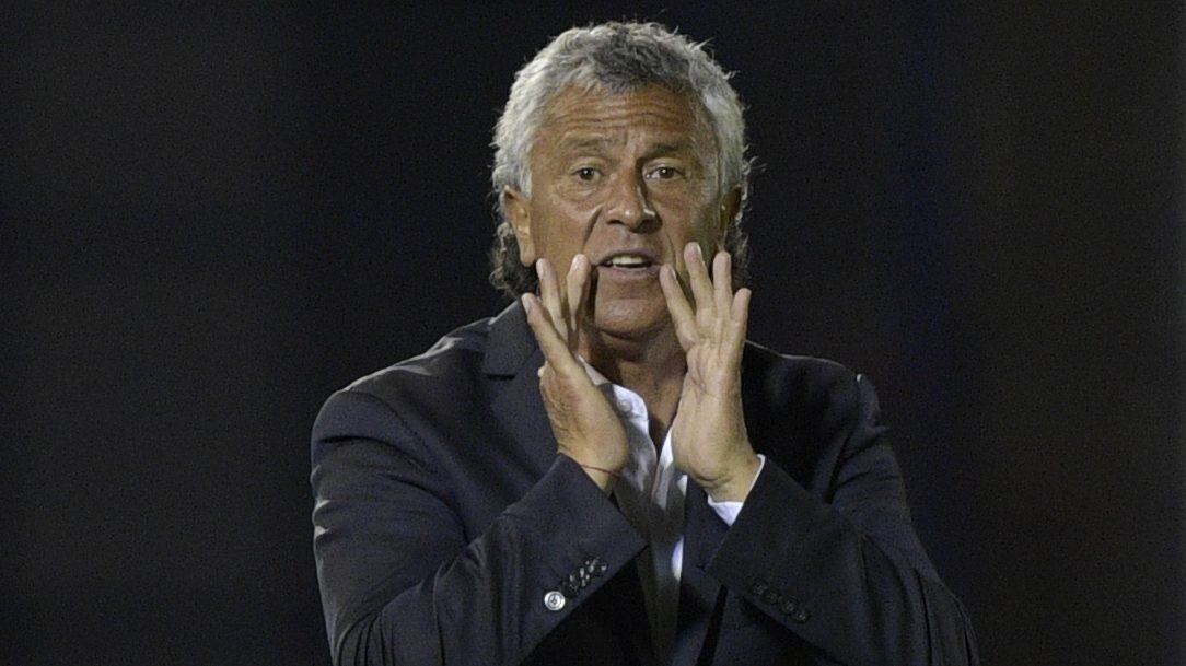 Argentina's Tigre head coach Nestor Gorosito gives instructions during their closed-door Copa Libertadores group phase football match against Bolivia's Bolivar at the CA Tigre stadium in Tigre, Argentina, on September 22, 2020, amid the COVID-19 novel coronavirus pandemic. (Photo by Juan MABROMATA / POOL / AFP) (Photo by JUAN MABROMATA/POOL/AFP via Getty Images)
