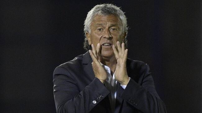 Argentina's Tigre head coach Nestor Gorosito gives instructions during their closed-door Copa Libertadores group phase football match against Bolivia's Bolivar at the CA Tigre stadium in Tigre, Argentina, on September 22, 2020, amid the COVID-19 novel coronavirus pandemic. (Photo by Juan MABROMATA / POOL / AFP) (Photo by JUAN MABROMATA/POOL/AFP via Getty Images)