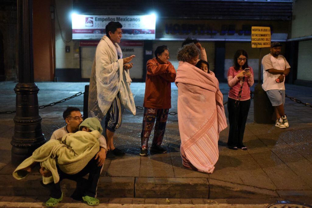 Residentes salen de sus viviendas tras sismo de magnitud 6.9 en México