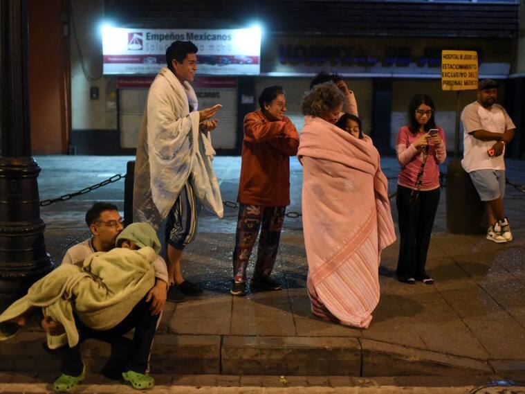 Residentes salen de sus viviendas tras sismo de magnitud 6.9 en México