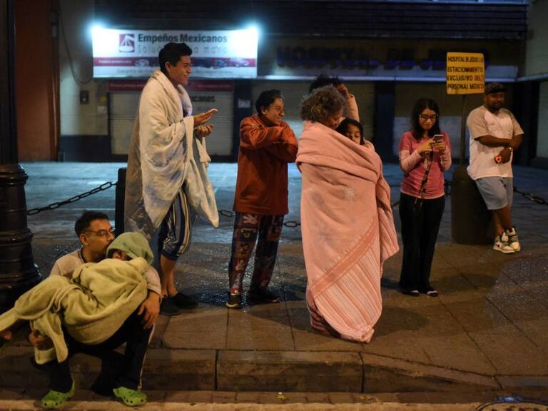 Residentes salen de sus viviendas tras sismo de magnitud 6.9 en México