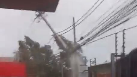 Fuertes vientos asociados al sistema frontal derriban un poste de luz en la comuna de Lampa