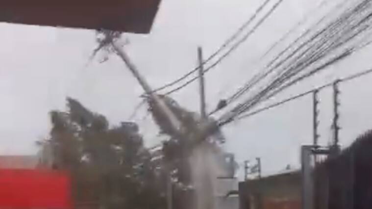 Fuertes vientos asociados al sistema frontal derriban un poste de luz en la comuna de Lampa