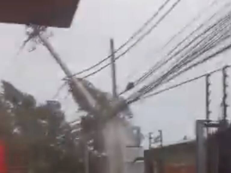 Fuertes vientos asociados al sistema frontal derriban un poste de luz en la comuna de Lampa