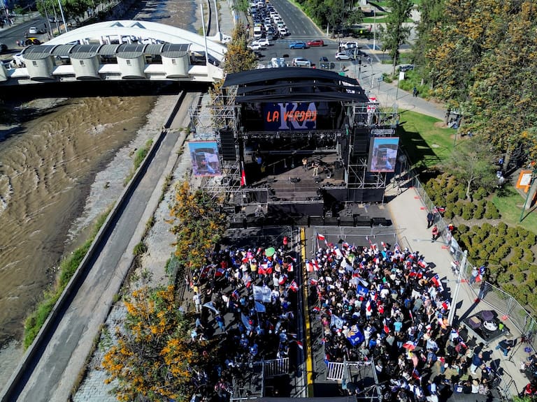 Adherentes de Johannes Kaiser entonan “estrofa prohibida” del himno nacional en su cierre de campaña
