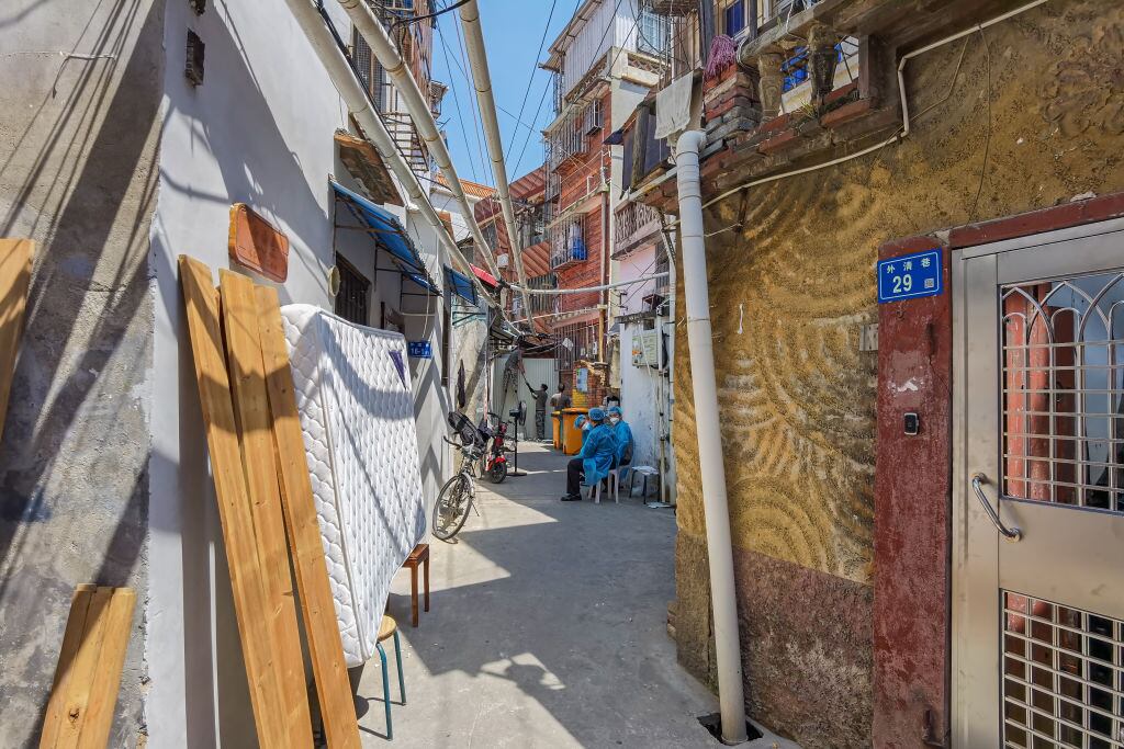 Encargados sanitarios vigilan una calle de la ciudad de Xiamen