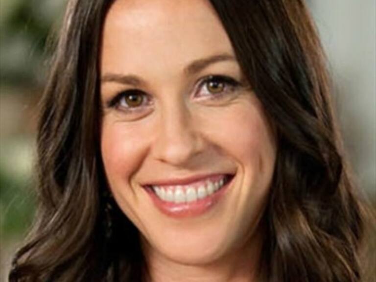 Drástico cambio de look lució Alanis Morissette