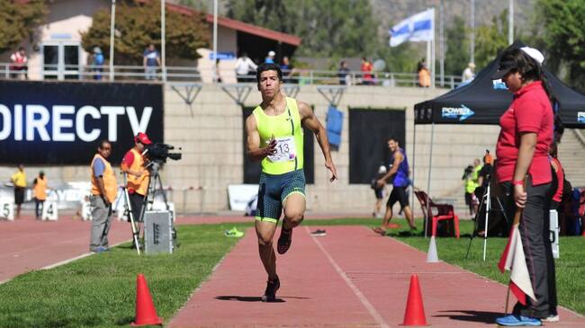 11 de Abril del 2015 / SANTIAGO
El atleta nacional Daniel Pineda, compite en el salto largo, en el "XXXV Torneo Orlando Guaita" que se disputa en la pista atletica del estadio San Carlos de Apoquindo.
FOTO: SEBASTIAN BELTRAN / AGENCIAUNO