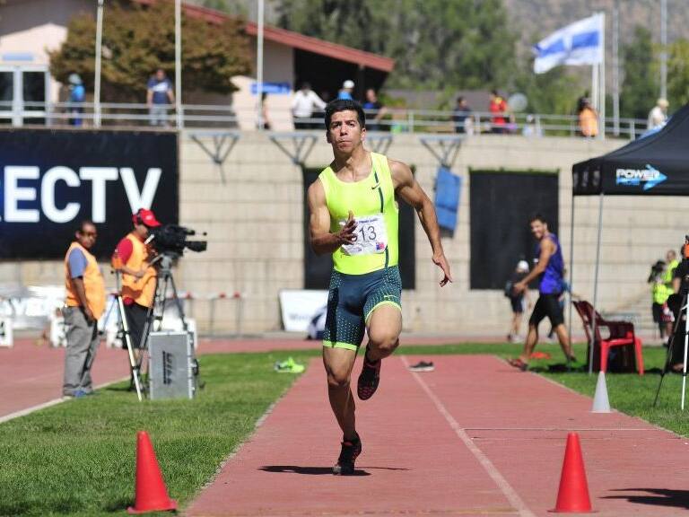 11 de Abril del 2015 / SANTIAGO
El atleta nacional Daniel Pineda, compite en el salto largo, en el "XXXV Torneo Orlando Guaita" que se disputa en la pista atletica del estadio San Carlos de Apoquindo.
FOTO: SEBASTIAN BELTRAN / AGENCIAUNO