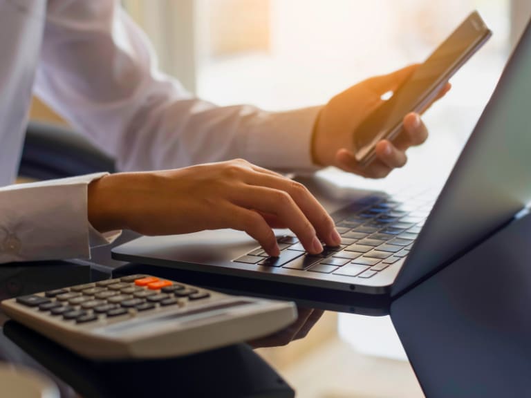 Por negar teletrabajo a empleados con hijos menores de 14 años: empresa es multada con más de $4 millones