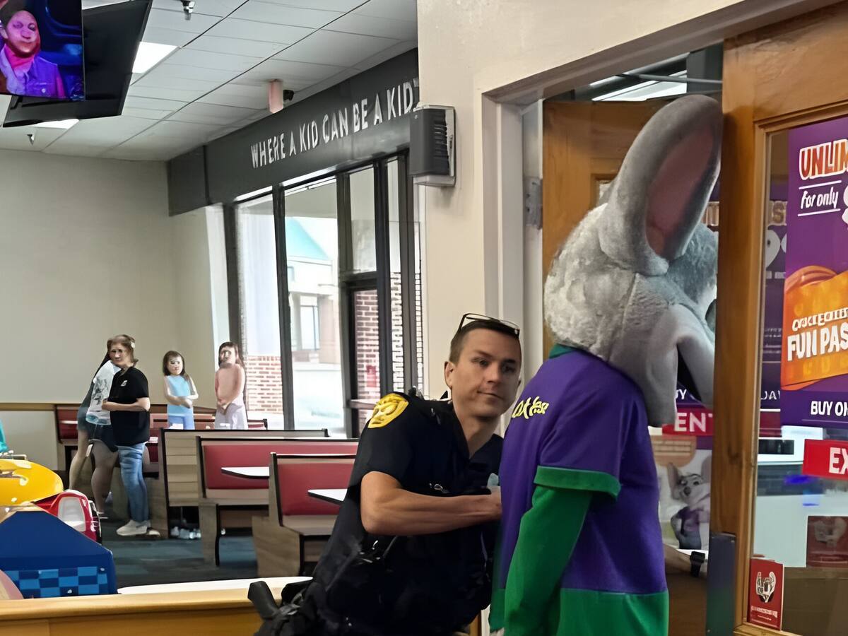 Captan detención de corpóreo de Chuck E. Cheese frente a niños tras ser acusado de una serie de delitos