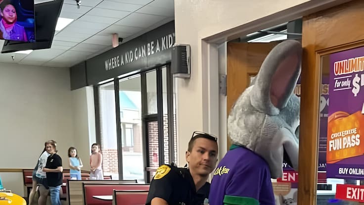 Captan detención de corpóreo de Chuck E. Cheese frente a niños tras ser acusado de una serie de delitos