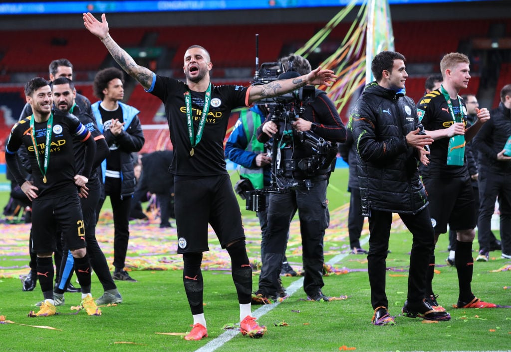 Kyle Walker festeja con Manchester City la obtención de la Copa de la Liga