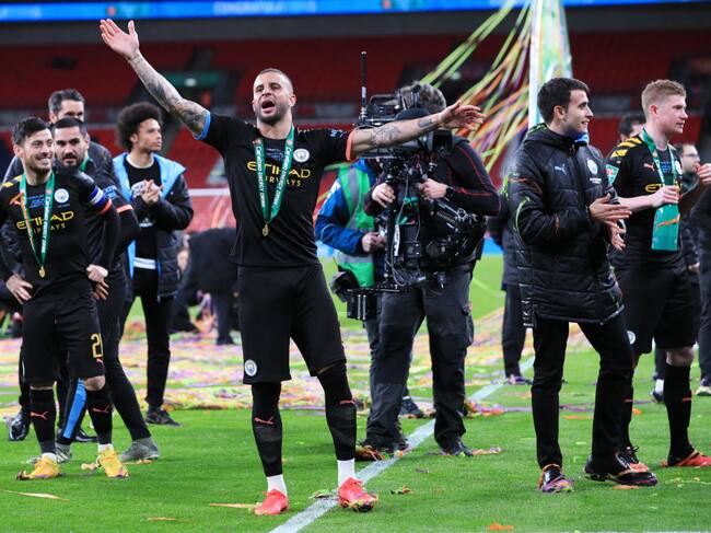 Kyle Walker festeja con Manchester City la obtención de la Copa de la Liga