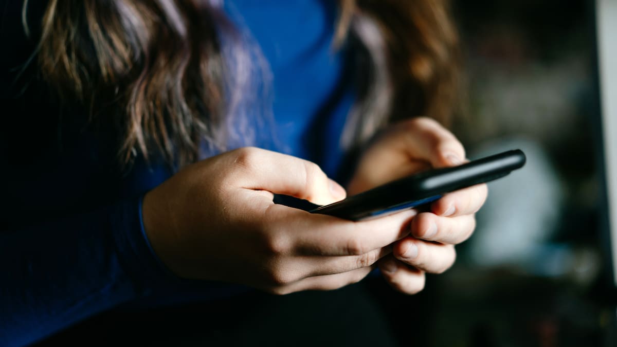 Fácil de evadir y no ofrece mayor protección: expertos advierten sobre riesgos de exigir verificación de edad en internet
