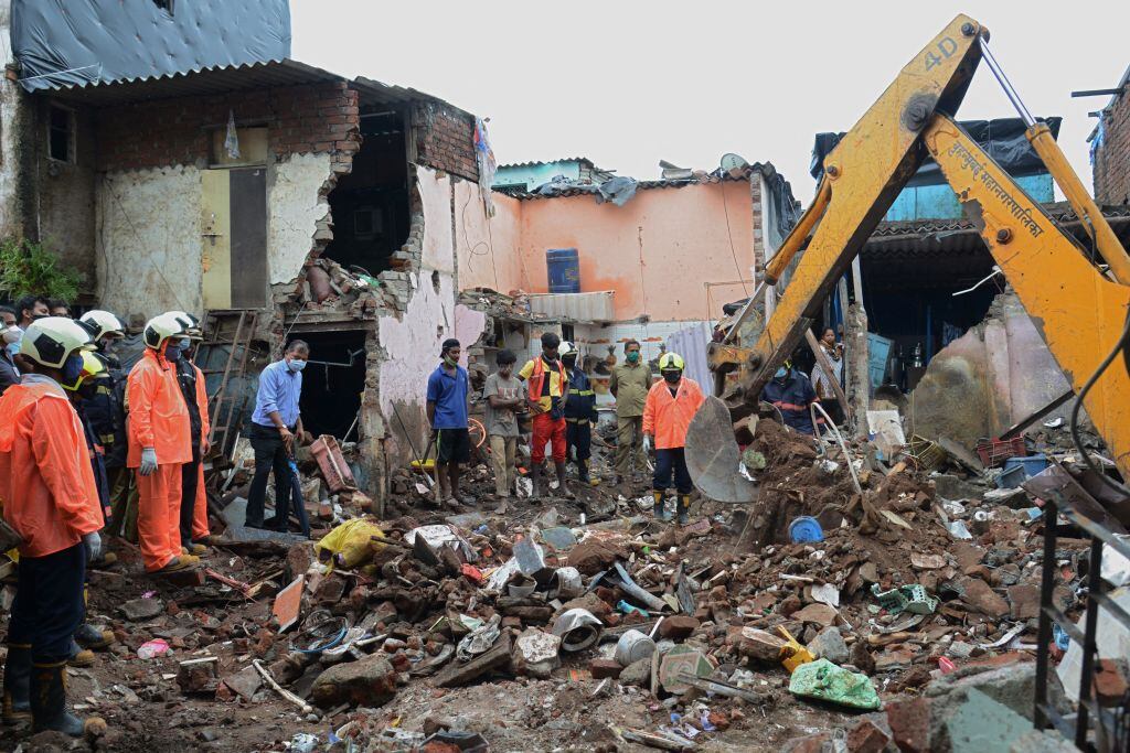 Rescatistas buscan sobrevivientes entre los escombros de un edificio en India