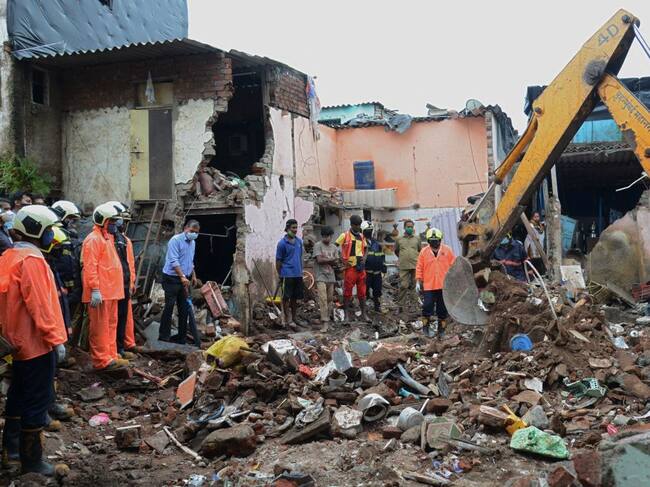 Rescatistas buscan sobrevivientes entre los escombros de un edificio en India