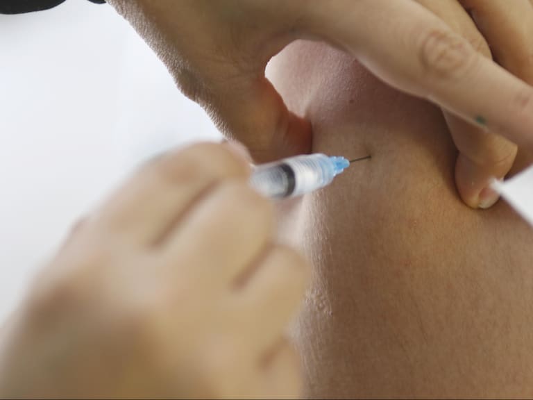 13 de Abril de 2021/SANTIAGODurante el Proceso de vacunación contra la influenza en el Liceo Eugenio María de Hostos Comuna de La Reina
FOTO: MAURICIO MENDEZ/AGENCIAUNO