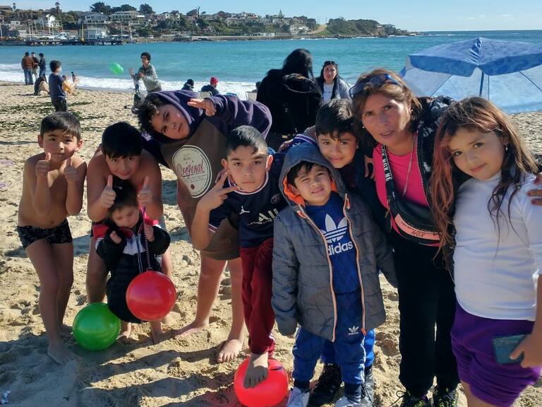 Auditores de ADN colaboran para dar un día de playa a niños de La Pintana