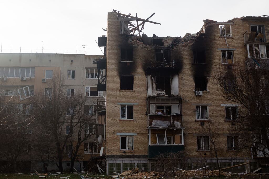 El daño que deja un ataque en un edificio en una localidad cercana a Kiev