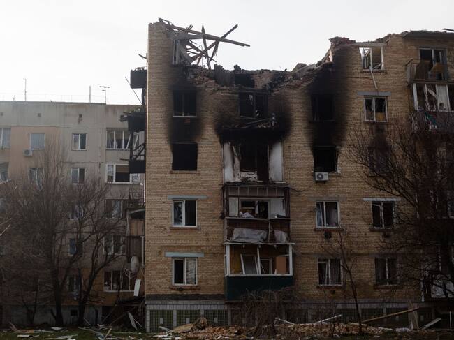 El daño que deja un ataque en un edificio en una localidad cercana a Kiev