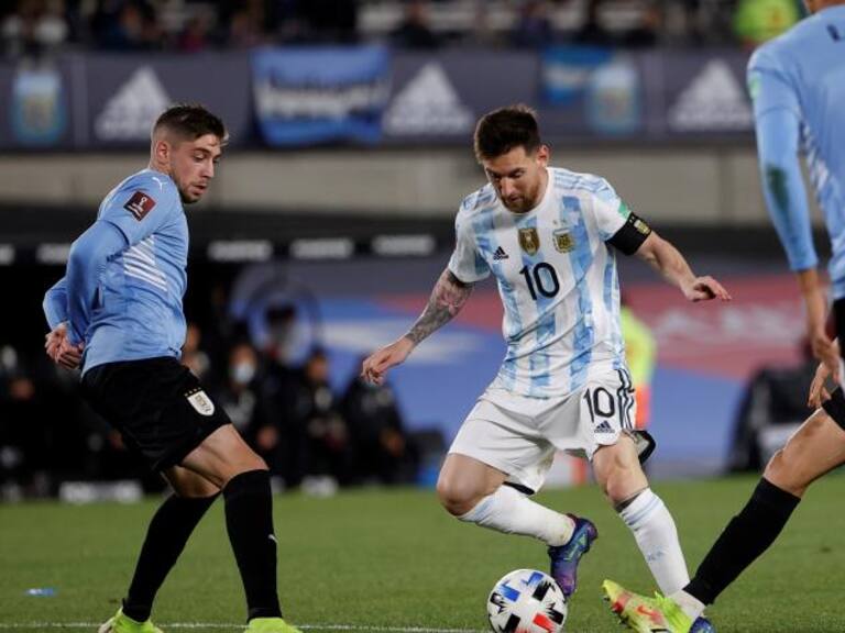 Argentina superó a Uruguay en Montevideo y le dio una mano a la Roja con miras a la clasificación para Qatar 2022