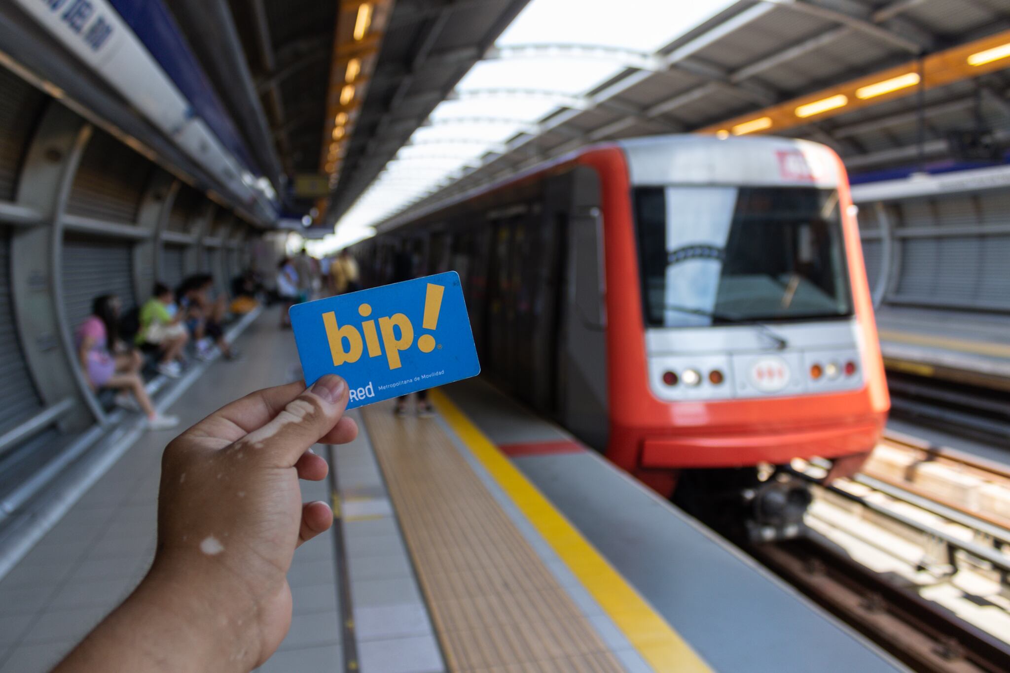 Tras anuncio de alza del pasaje: realizan masivas evasiones en estaciones de Metro de Santiago