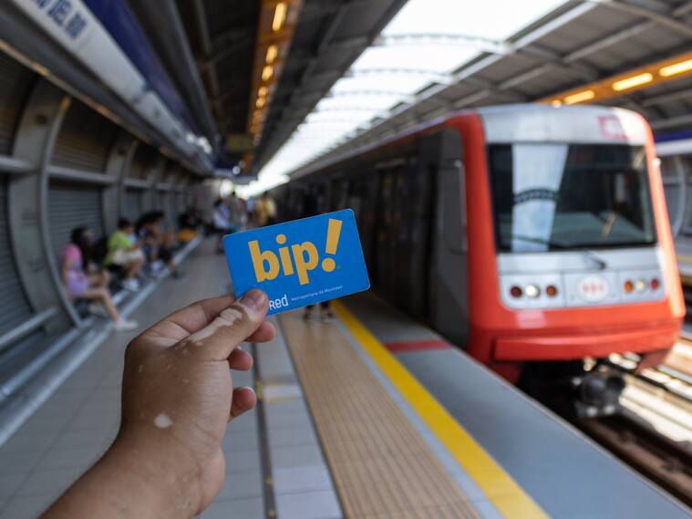 Tras anuncio de alza del pasaje: realizan masivas evasiones en estaciones de Metro de Santiago