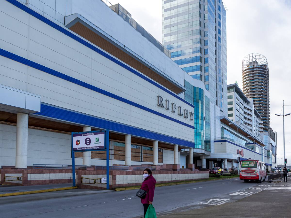 Hombre cae desde noveno piso del Mall Paseo Costanera en Puerto Montt: está consciente pero con lesiones graves
