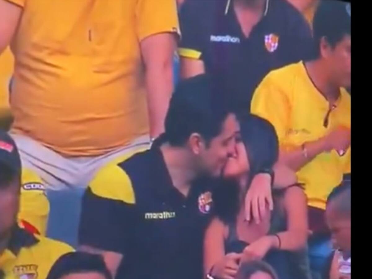 Hombre que fue captado siendo infiel por una «Kiss Cam» entregó insólita explicación