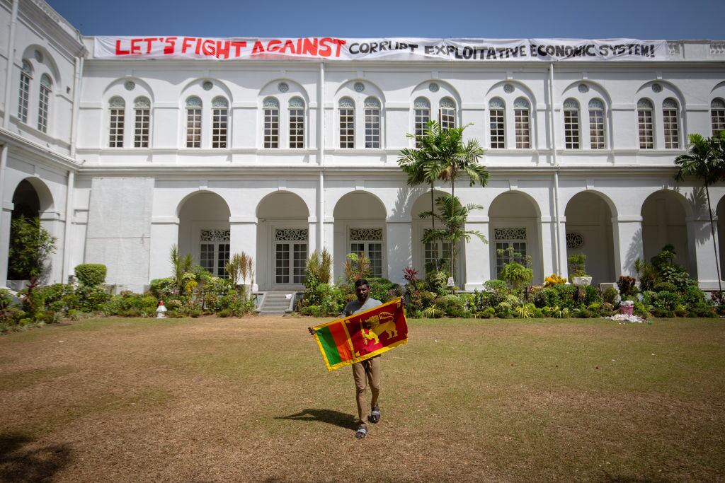 Manifestante se pasea por el patio de la residencia presidencial de Sri Lanka