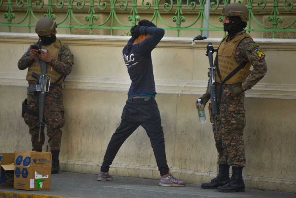 Militares controlan a una personas en El Salvador