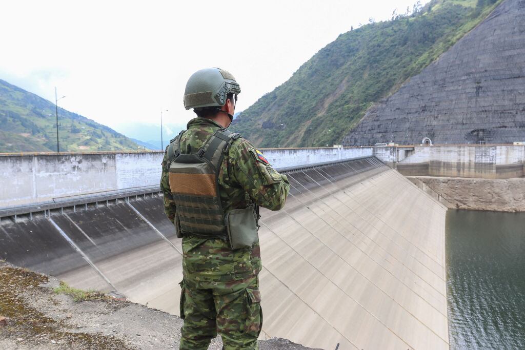 Un soldado vigila la planta hidroeléctrica Mazar en Las Palmas de Ecuador, en medio de la grave sequía que se registra en ese país