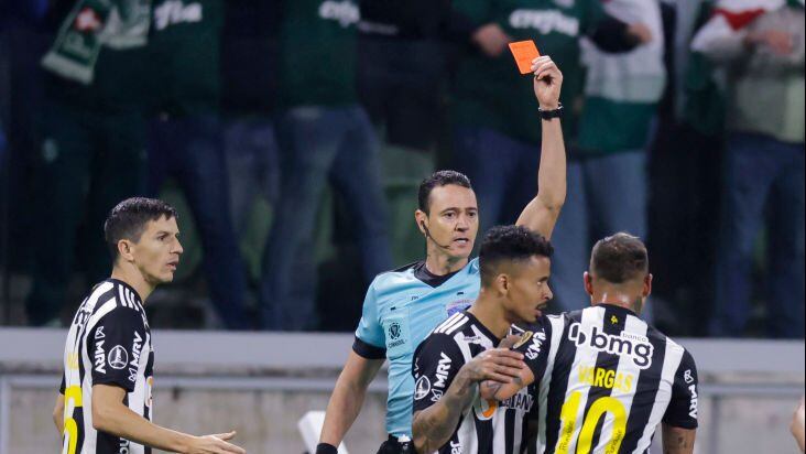 Eduardo Vargas recibe multa económica por su expulsión en Libertadores